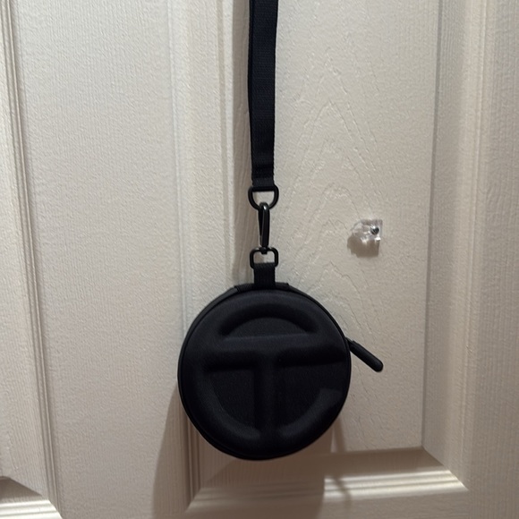 Telfar medium pill - Picture 1 of 5